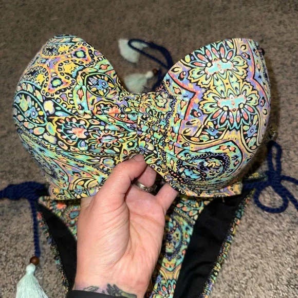 VS multi bikini bundle underwire halter crisscross 32d & Scheeky bottoms,1 ties - Picture 8 of 16